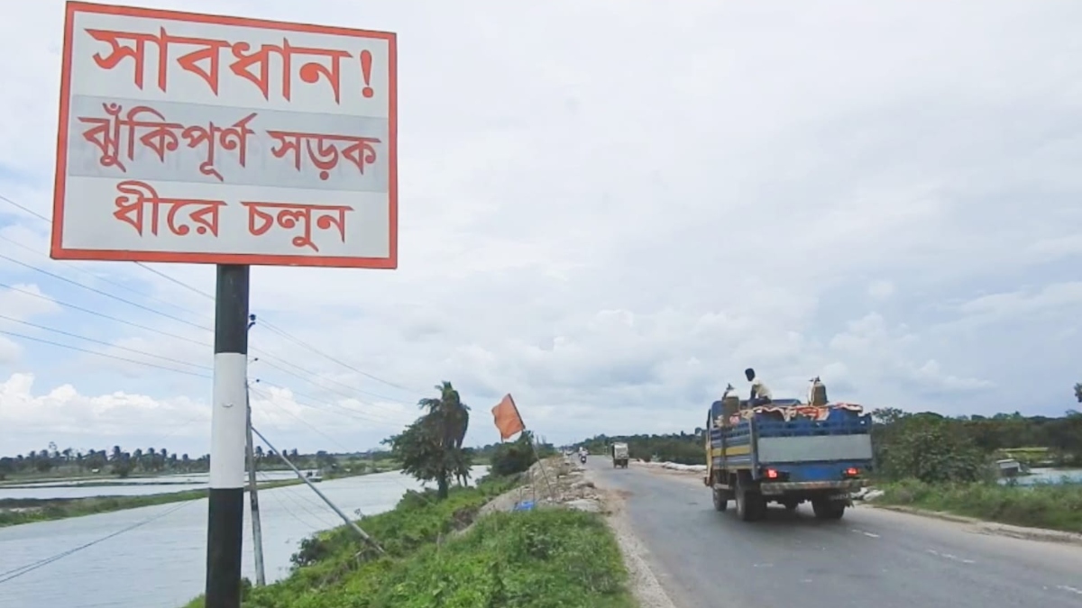সরু সড়কে ওভারটেকিংয়ের সময় নিয়ন্ত্রণ হারিয়ে প্রায়ই খাদে পড়ছে কিংবা মুখোমুখি সংঘর্ষে জড়াচ্ছে যানবাহন। ছবি: রাজনীতি ডটকম