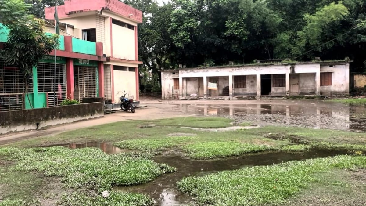 মাঠে পানি জমে থাকায় শিক্ষার্থীরা নিয়মিত অনুশীলন করতে পারে না। ছবি: রাজনীতি ডটকম