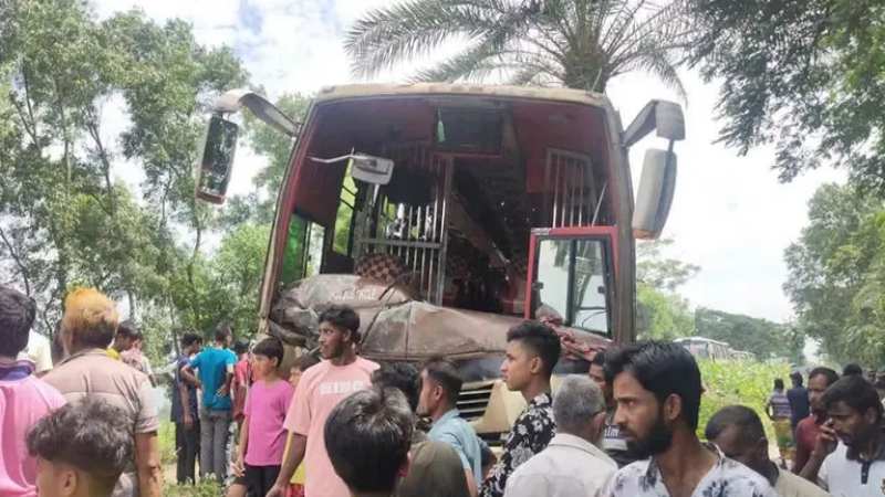 নাটোরে বাসের সঙ্গে গরুবাহী ভটভটির সংঘর্ষ, ৩ ব্যবসায়ী নিহত