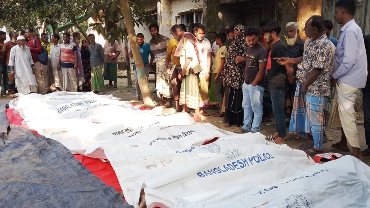 দুর্ঘটনায় নিহত ব্যক্তিদের মরদেহ। ছবি: সংগৃহীত