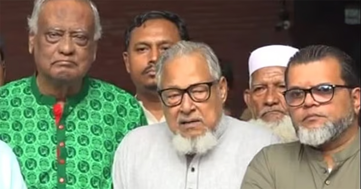 শনিবার ১২ দলীয় জোটের বৈঠকের পর সাংবাদিকদের সঙ্গে কথা বলেন বিএনপির স্থায়ী কমিটির সদস্য নজরুল ইসলাম খান। ছবি: সংগৃহীত