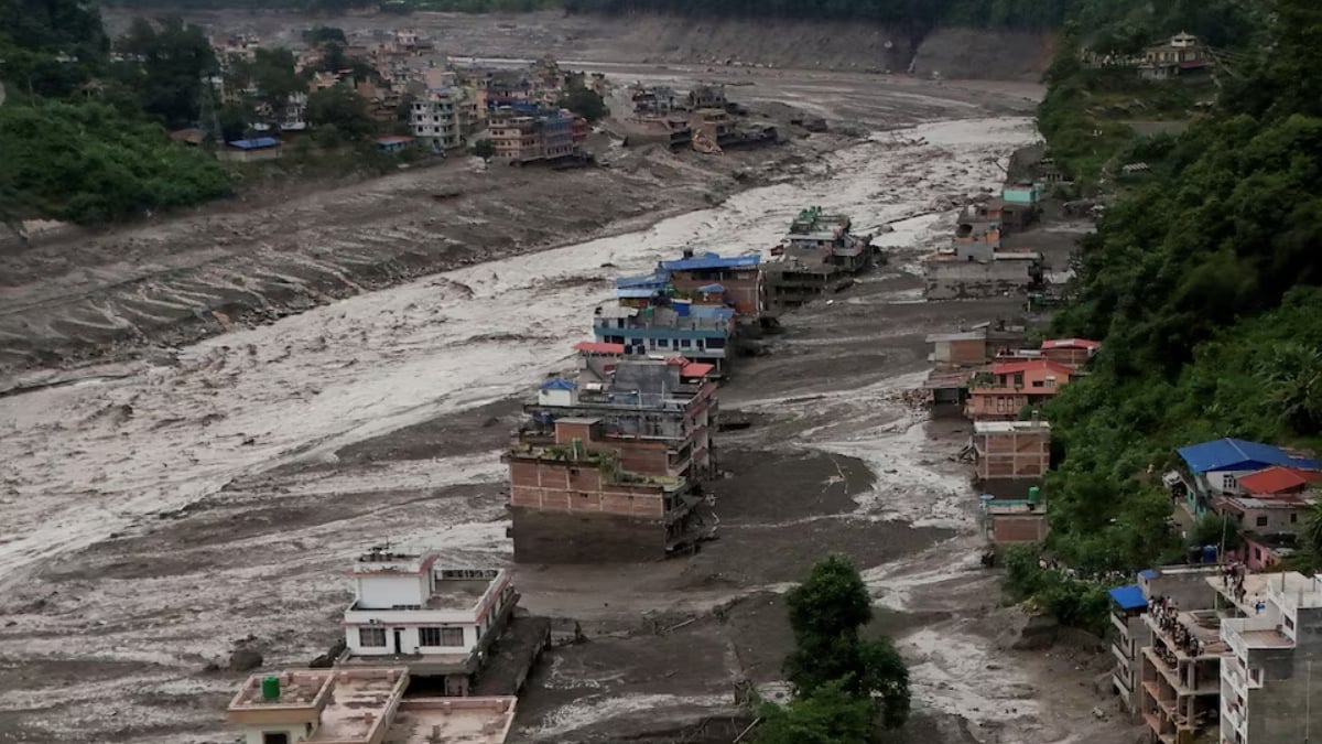 Nearly 1,500 missing in Nepal and China after devastating Himalayan flash flood (2)