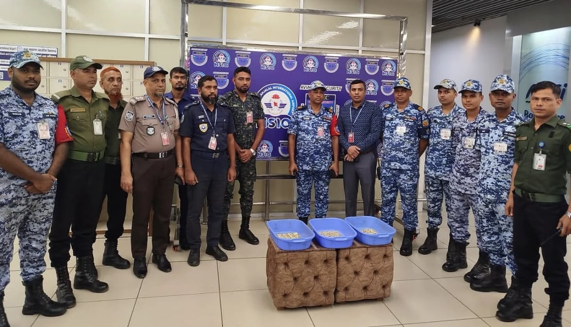 উড়োজাহাজটির কার্গো হোল্ড থেকে সোনার বারগুলো উদ্ধার করা হয়। ছবি: সংগৃহীত