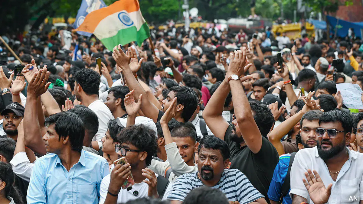 শিক্ষামন্ত্রীর পদত্যাগের দাবিতে দিল্লির যন্তর মন্তরে হাজার হাজার মানুষ জড়ো হয়ে আন্দোলন করছে। ছবি: এনডিটিভি