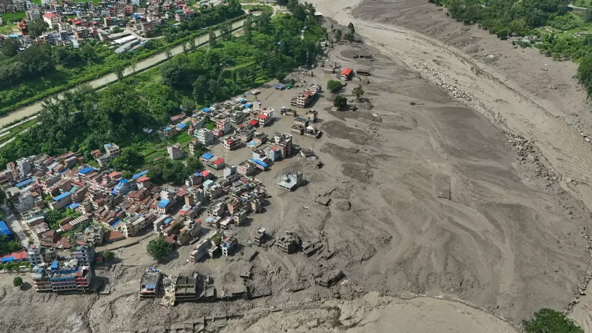 আকস্মিক বন্যায় প্রায় ৪০০ মানুষ নিখোঁজ রয়েছেন। ছবি: সংগৃহীত