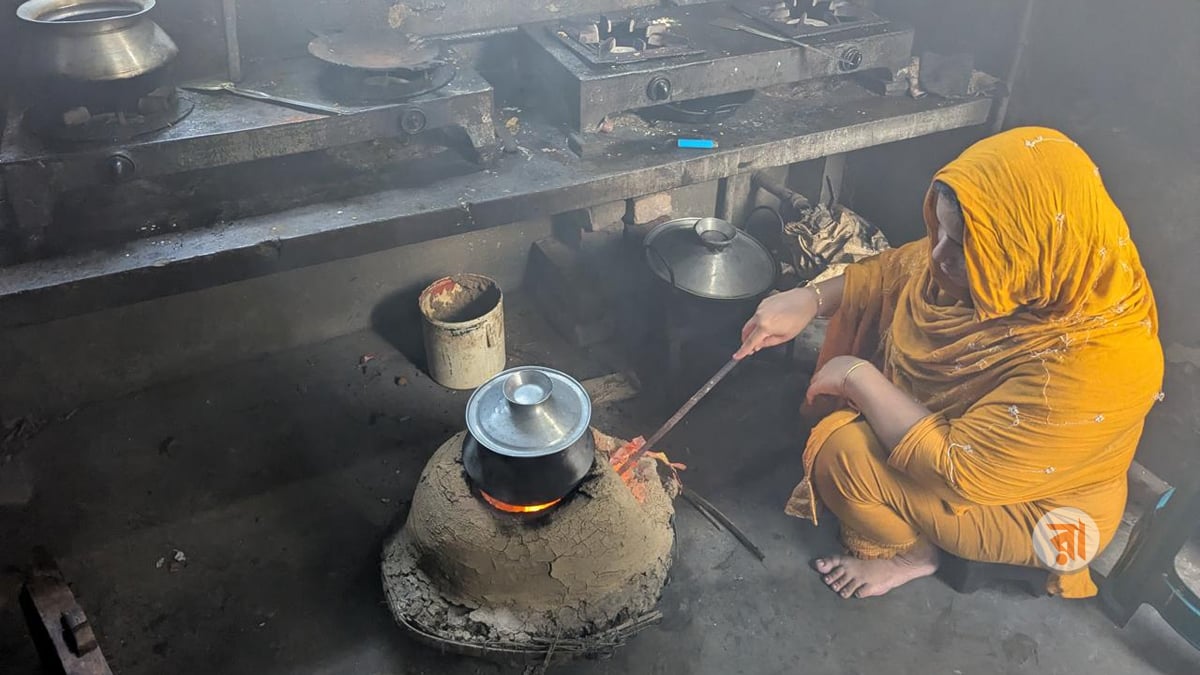 গ্যাস না থাকায় মাটির চুলায় রান্না। রাজধানীর নামা শ্যামপুর এলাকা থেকে সম্প্রতি তোলা। ছবি: রাজনীতি ডটকম