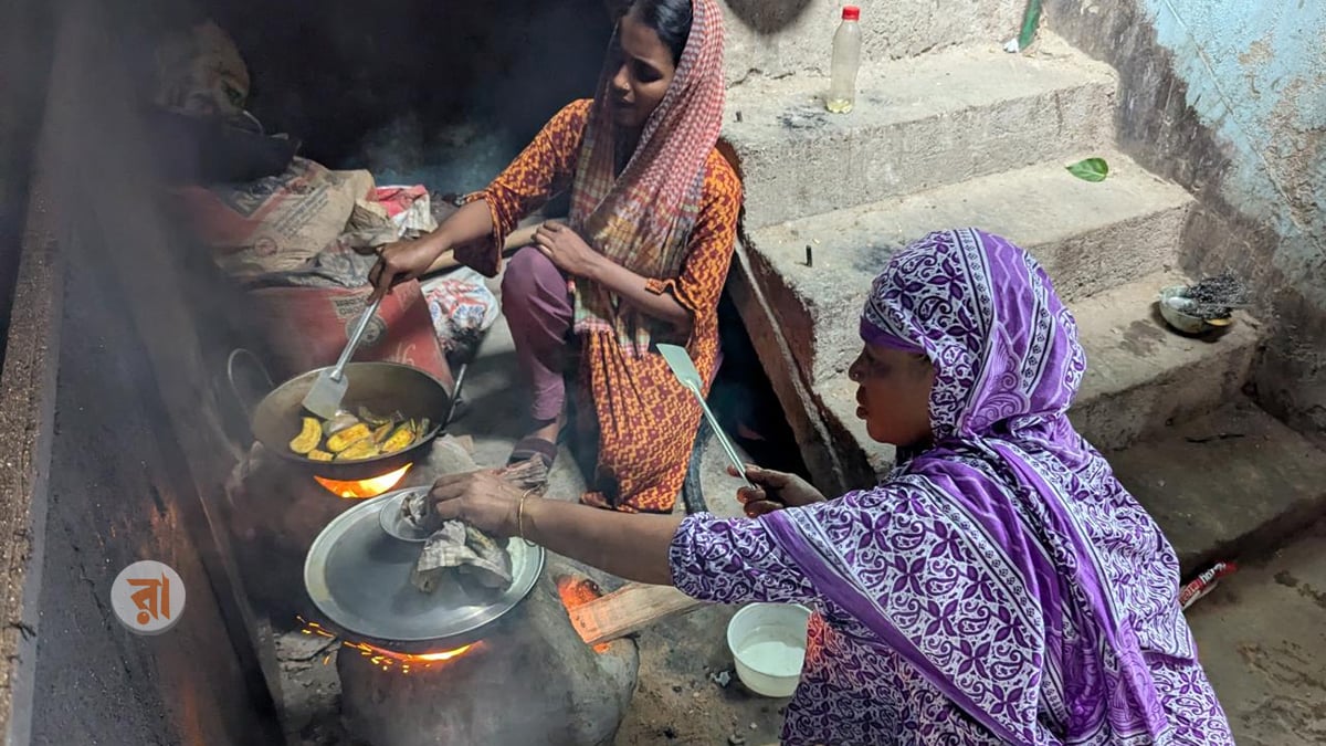 গ্যাস না থাকায় মাটির চুলায় রান্নার পরিমাণ বেড়ে যাওয়ায় মাটির চুলার চাহিদাও বেড়ে গেছে রাজধানীর নামা শ্যামপুর এলাকায়। ছবি: রাজনীতি ডটকম