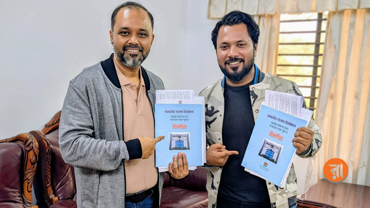 সোমবার দুপুরে রির্টার্নিং কর্মকর্তার কার্যালয় থেকে এম এ এইচ সেলিমের পক্ষে তার বড় ছেলে মেহেদী হাসান (বাঁ দিকে) মনোনয়ন ফরম সংগ্রহ করেন। ছবি: রাজনীতি ডটকম