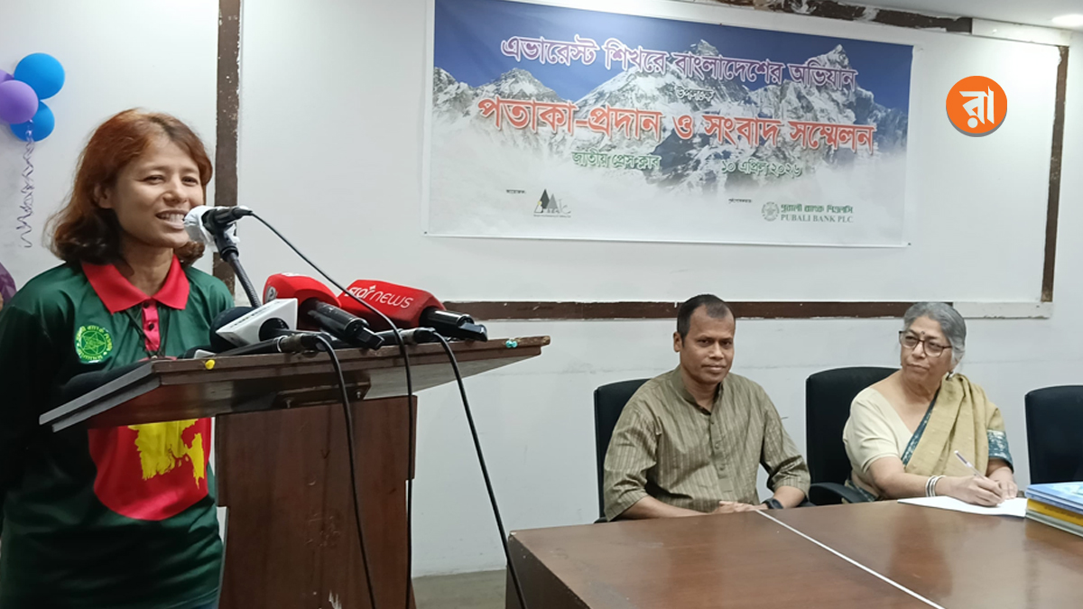 শুক্রবার সকালে জাতীয় প্রেস ক্লাবে সংবাদ সম্মেলন করে এভারেস্ট অভিযানে যাওয়ার বিভিন্ন তথ্য তুলে ধরেন নুরুন্নাহার নিম্নি। ছবি: রাজনীতি ডটকম