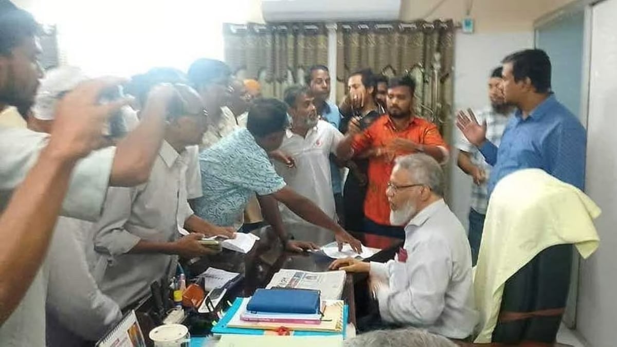 কার্যালয় ঘেরাও, রামেবি উপাচার্যকে জোর করে পদত্যাগ করানোর অভিযোগ