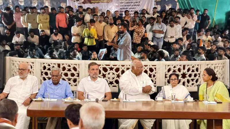 সিইসি-র ইস্তফার দাবিতে রাষ্ট্রপতির দরবারে বিরোধী জোট, উত্তপ্ত দিল্লি