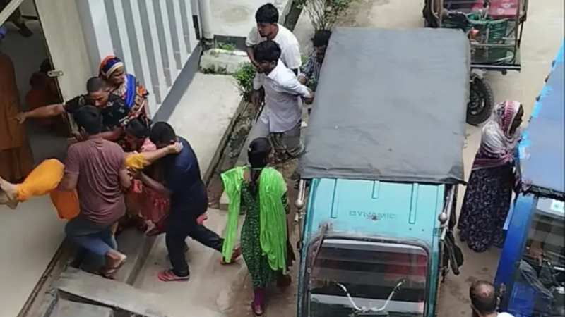 পোশাক কারখানায় পানি পান করে ২ শতাধিক শ্রমিক অসুস্থ
