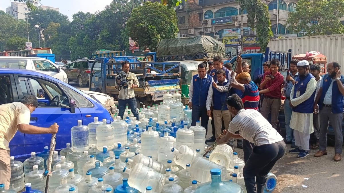 Over 600 unhygienic water jars destroyed in BSTI drive in Arambagh (1)