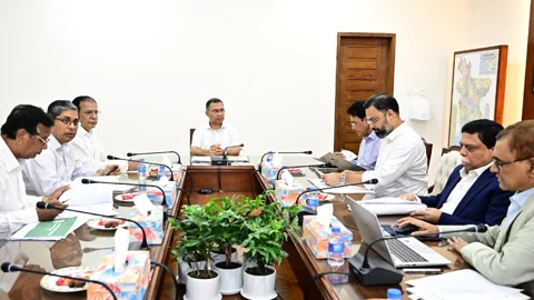 ইউনিয়নভিত্তিক খেলার মাঠ স্থাপন ও ক্রীড়া কার্যক্রম সম্প্রসারণ নিয়ে সচিবালয়ে মন্ত্রিপরিষদ বিভাগে অনুষ্ঠিত সভায় সভাপতিত্ব করেন প্রধানমন্ত্রী তারেক রহমান। ছবি: পিআইডি