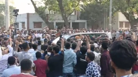 গাড়ি থামিয়ে জনতার সঙ্গে কুশল বিনিময় করেন প্রধানমন্ত্রী তারেক রহমান। ছবি: সংগৃহীত