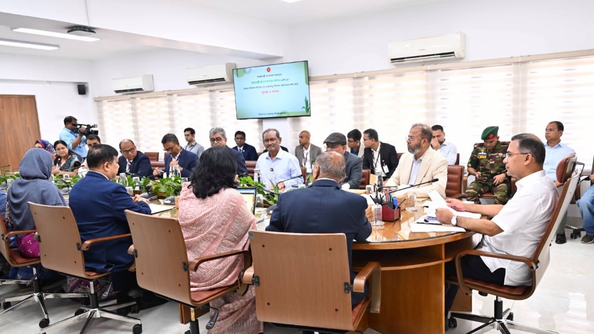 বৃহস্পতিবার সচিবালয়ে পরিবেশ, বন ও জলবায়ু পরিবর্তনবিষয়ক মন্ত্রণালয়ের সভা। ছবি: পিএমও