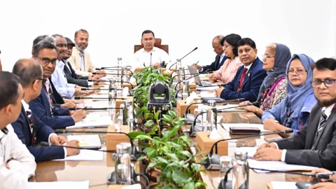 প্রধানমন্ত্রী তারেক রহমান বৃহস্পতিবার সচিবালয়ে পরিবেশ, বন ও জলবায়ু পরিবর্তনবিষয়ক মন্ত্রণালয়ের সভায় বিভিন্ন নির্দেশনা দেন। ছবি: পিএমও
