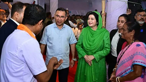 রোববার রাতে সহধর্মিনী জুবাইদা রহমানসহ ঢাকার দুটি পূজামণ্ডপ পরিদর্শন করেন প্রধানমন্ত্রী তারেক রহমান। ছবি: সংগৃহীত
