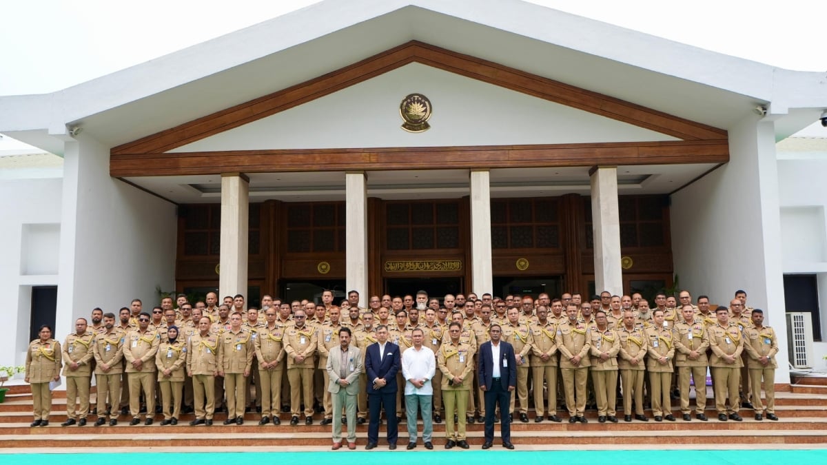 প্রধানমন্ত্রী তারেক রহমান পুলিশ ঊর্ধ্বতন কর্মকর্তাদের সঙ্গে ছবি তোলেন। ছবি: পিএমও