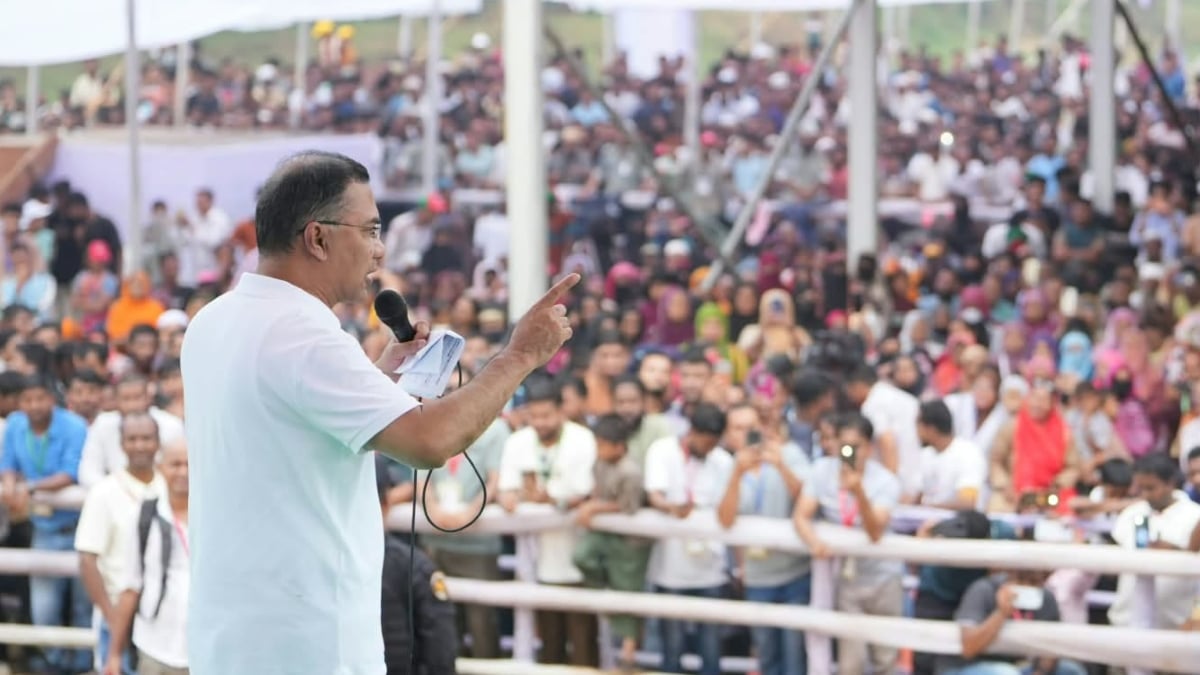 বেলা দুইটায় প্রধানমন্ত্রী পরশুরামের ঘাটঘর মুহুরী ব্রিজ এলাকায় সমাবেশস্থলে পৌঁছান। এর অনেক আগেই কানায় কানায় ভরে ওঠে সমাবেশস্থল। ছবি: বিএনপি মিডিয়া সেল