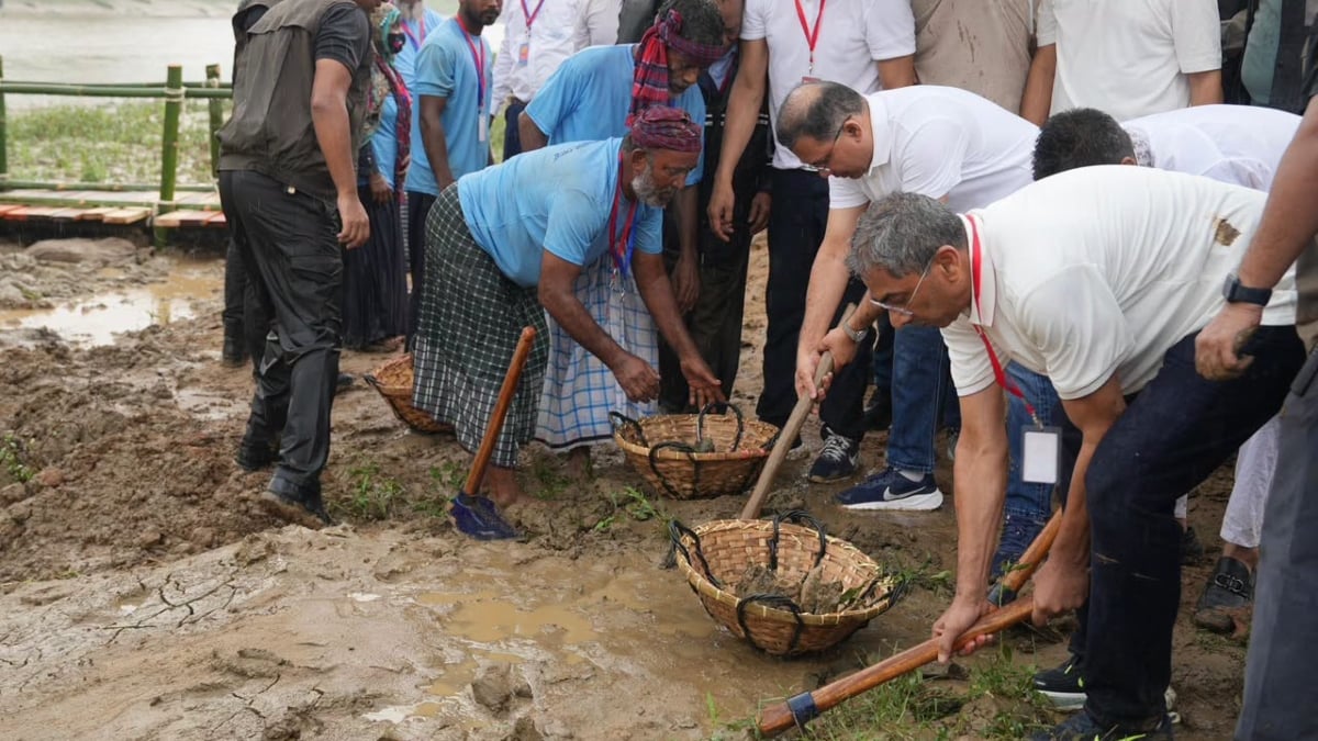 ফেনীতে বন্যা নিয়ন্ত্রণ, নদী খনন ও বাঁধ সংস্কার প্রকল্পের উদ্বোধন করেন প্রধানমন্ত্রী তারেক রহমান। ছবি: পিএমও