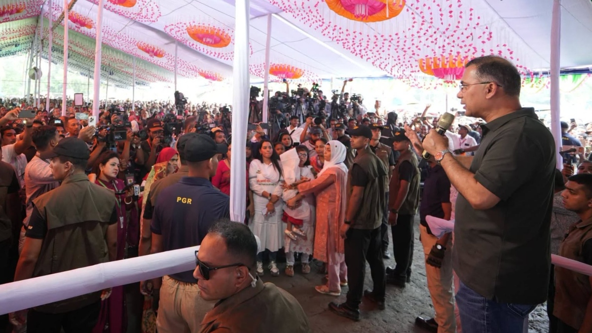 ফ্যামিলি কার্ড পাওয়া নারীদের সঙ্গে মতবিনিময় করেন প্রধানমন্ত্রী। ছবি: বিএনপি মিডিয়া সেল