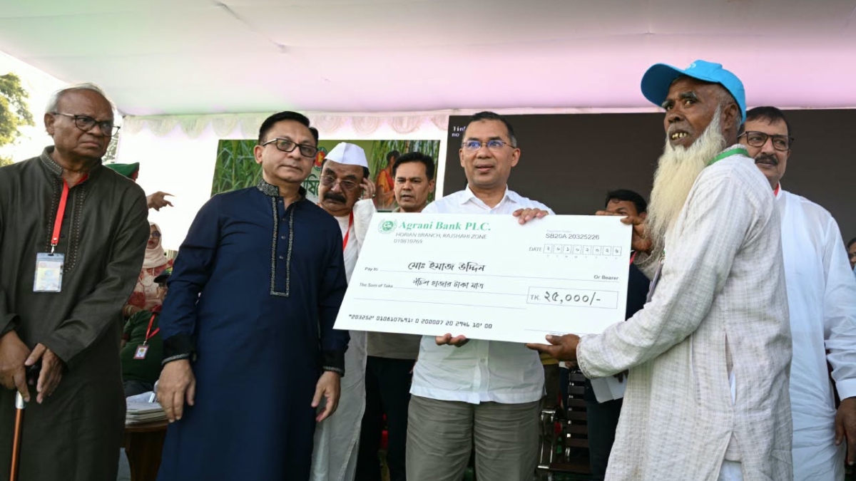অনুষ্ঠানে ১৫ জন আখচাষির হাতে চেক তুলে দেন প্রধানমন্ত্রী তারেক রহমান। ছবি: বিএনপি মিডিয়া সেল