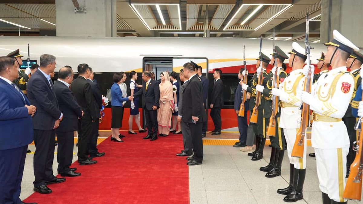 PM-Recieves-Red-Capet-At-Beijing-Railway-Station-01-Photo-24-06-2026