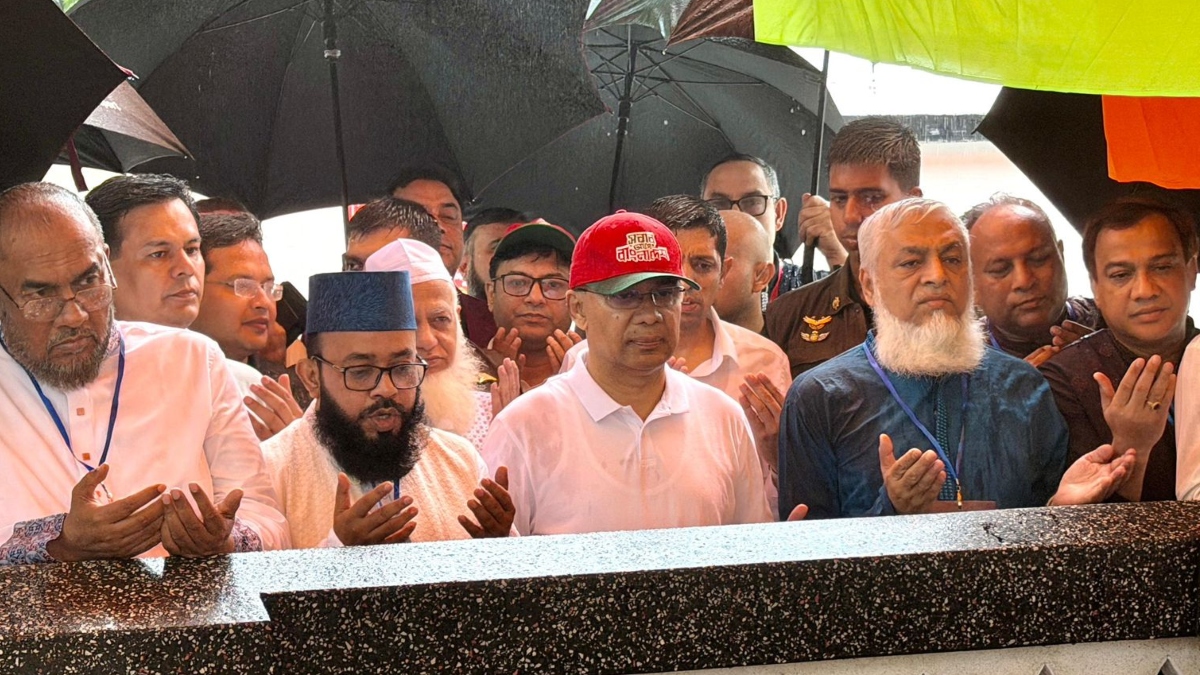 Prime Minister visits Shahjalal's grave