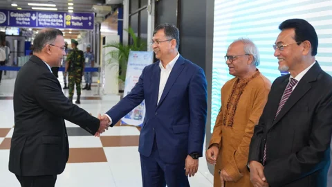 জাপান সফর শেষে শুক্রবার রাতে দেশে ফিরেছেন প্রধানমন্ত্রী তারেক রহমান। বিমানবন্দরে স্বরাষ্ট্রমন্ত্রী সালাহউদ্দিন আহমদ, বিএনপির ভারপ্রাপ্ত মহাসচিব রুহুল কবীর রিজভী ও জাতীয় সংসদের চিফ হুইপ নূরুল ইসলাম মনিসহ অন্যরা তাকে স্বাগত জানান। ছবি: পিএমও