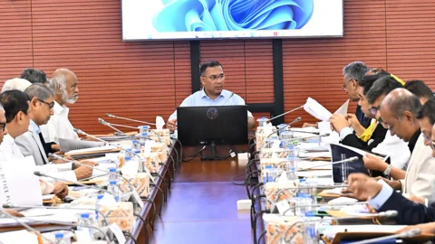 রোববার সচিবালয়ে মন্ত্রিসভার বৈঠকে সভাপতিত্ব করেন প্রধানমন্ত্রী তারেক রহমান। ছবি: পিএমও