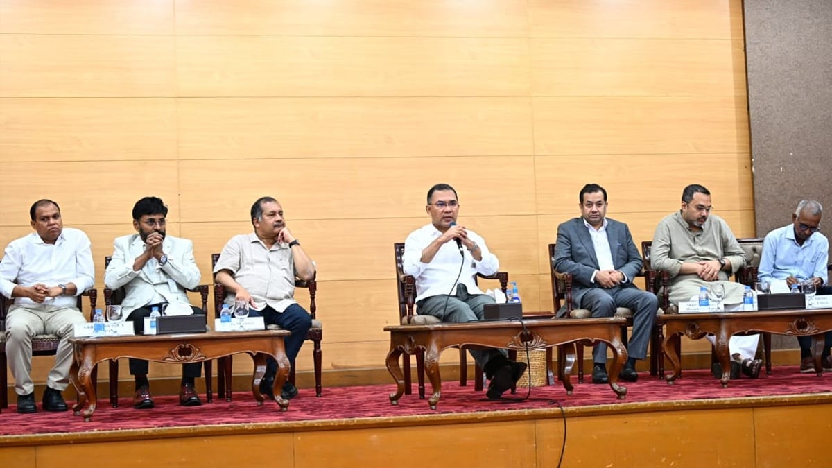 মতবিনিময় অনুষ্ঠানে সাংবাদিকদের বিভিন্ন প্রশ্নের জবাব দেন প্রধানমন্ত্রী তারেক রহমান। ছবি: পিএমও