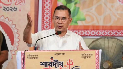 সোমবার ঢাকেশ্বরী মন্দির পরিদর্শন করে সনাতন ধর্মাবলম্বীদের উদ্দেশে কথা বলেন প্রধানমন্ত্রী তারেক রহমান। ছবি: পিএমও