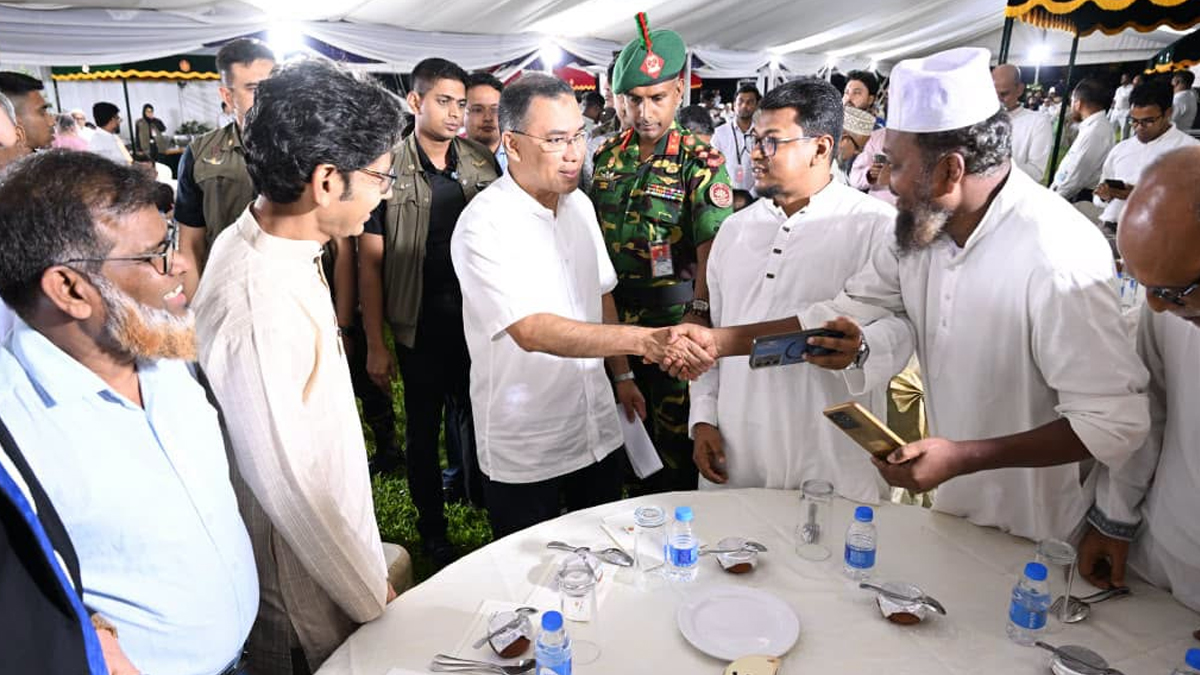 যমুনায় যুগপৎ আন্দোলনে বিএনপির সঙ্গী রাজনৈতিক দলগুলোর নেতাদের সঙ্গে কুশল বিনিময় করেন তারেক রহমান। ছবি: পিএমও