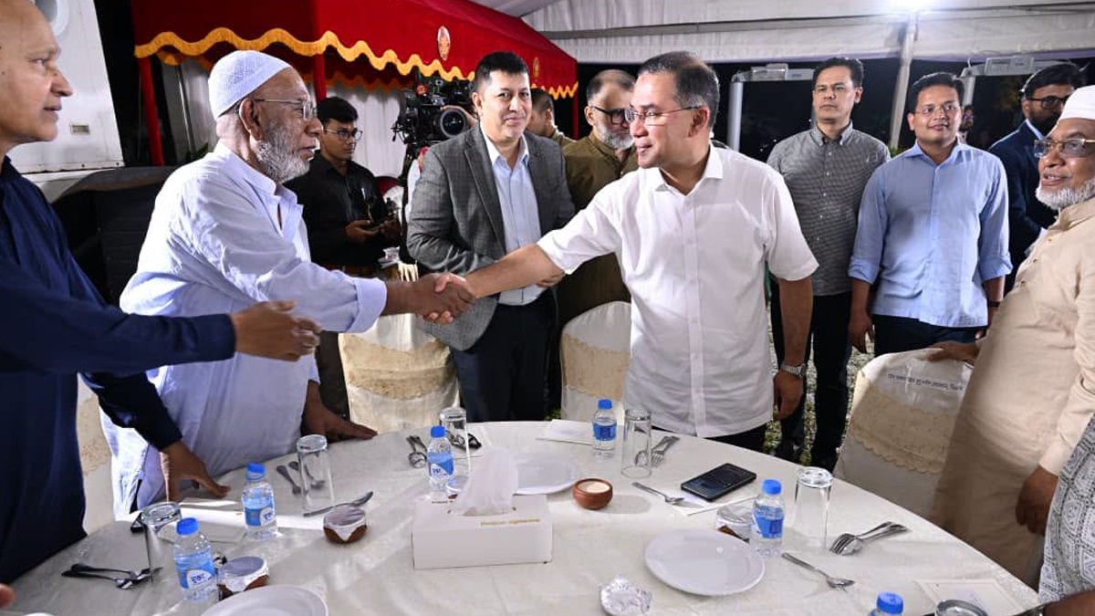 যমুনায় শরিক দলগুলোর নেতাদের সঙ্গে প্রধানমন্ত্রীর কুশল বিনিময়। ছবি: পিএমও