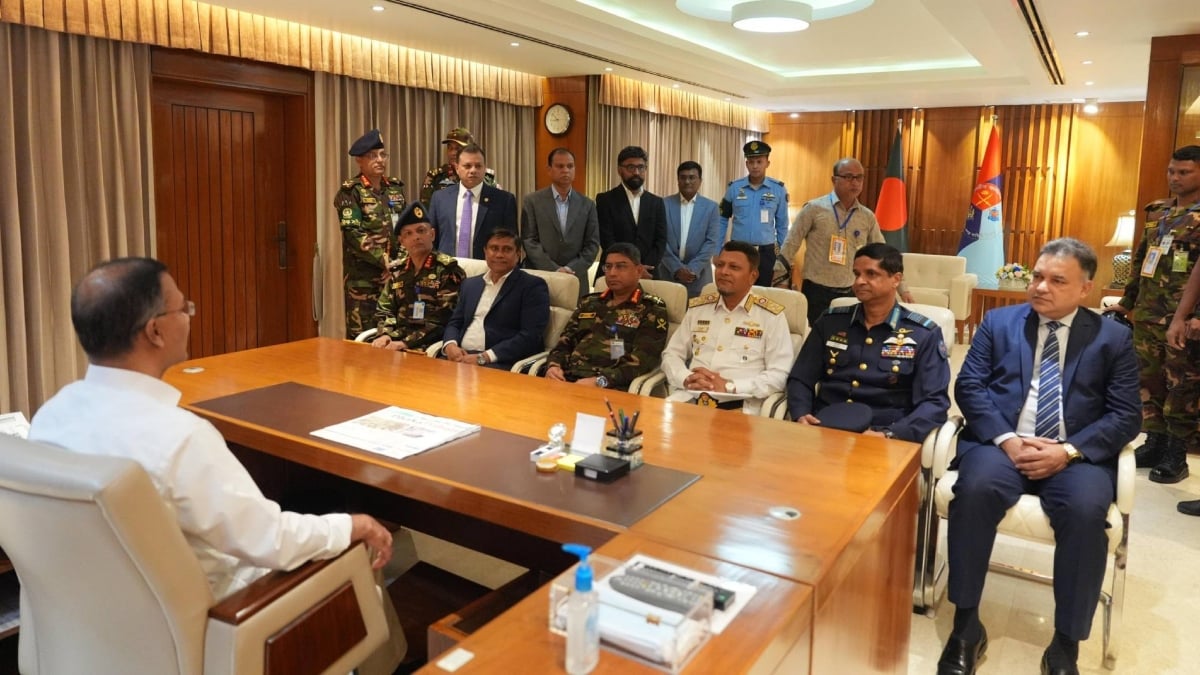তিন বাহিনীর প্রধানরা প্রধানমন্ত্রীকে স্বাগত জানান এবং প্রধানমন্ত্রী তাদের সঙ্গে শুভেচ্ছা বিনিময় করেন। ছবি: বিএনপির মিডিয়া সেল