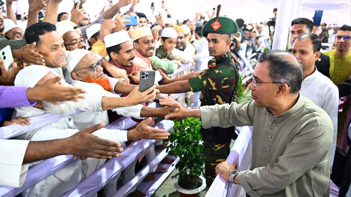 ঈদের নামাজ শেষে মুসল্লিদের সঙ্গে শুভেচ্ছা বিনিময় প্রধানমন্ত্রীর