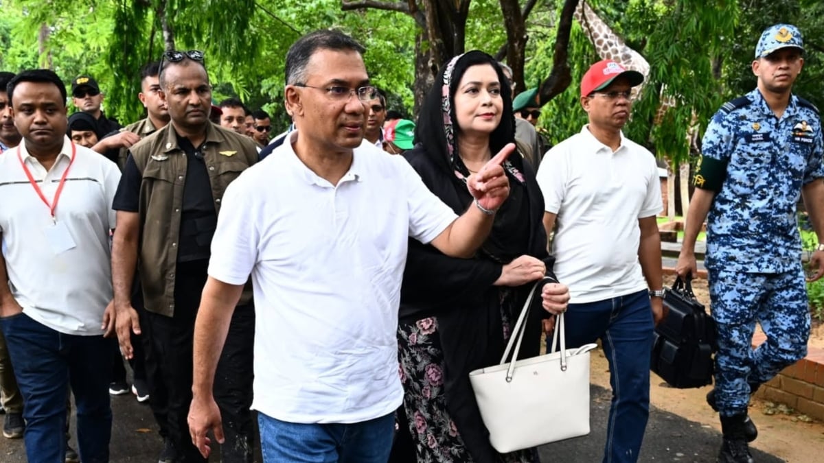 স্ত্রী জুবাইদা রহমানকে সঙ্গে নিয়ে ডুলাহাজারা সাফারি পার্ক ঘুরে দেখেন প্রধানমন্ত্রী। ছবি: পিএমও