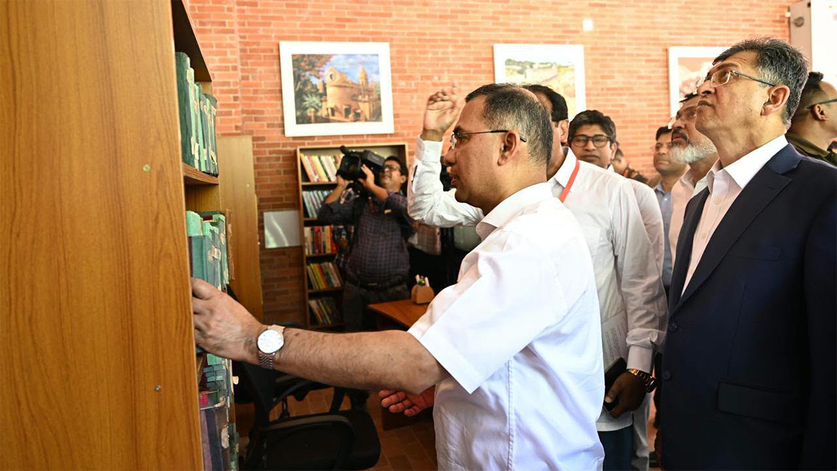 ‘জুলাই স্মৃতিস্তম্ভ’ উদ্বোধনের পাশাপাশি আধুনিকায়ন করা ওসমানী উদ্যানও উদ্বোধন করেন প্রধানমন্ত্রী। এ সময় তিনি উদ্যানে স্থাপিত গ্রন্থাগার পরিদর্শন করে। ছবি: পিএমও