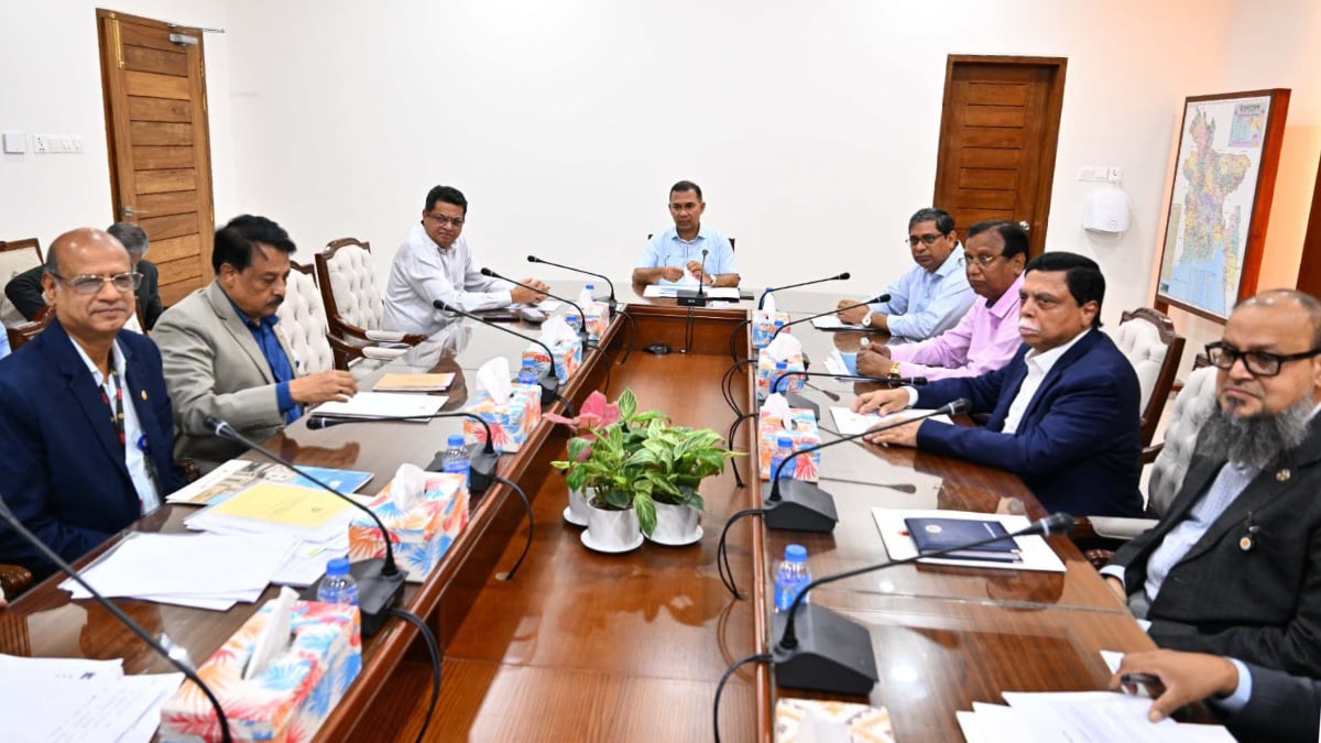 রাজধানীর ৫ লেকের দূষণ রোধে সমন্বিত উদ্যোগের নির্দেশ প্রধানমন্ত্রীর