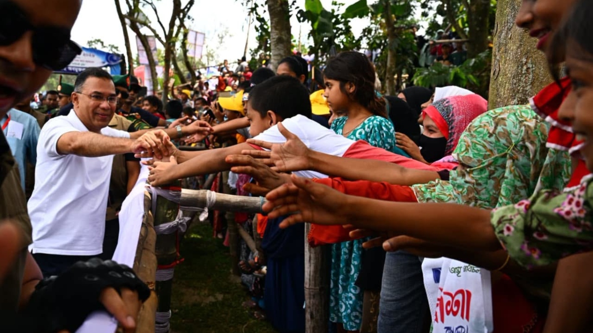 স্থানীয়দের সঙ্গে প্রধানমন্ত্রী তারেক রহমানের শুভেচ্ছা বিনিময়। ছবি: পিএমও