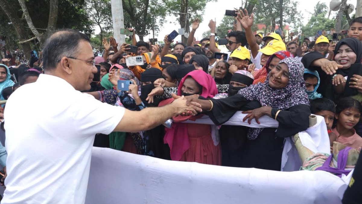 ব্রহ্মপুত্র নদে মাছের পোনা অবমুক্ত করে স্থানীয়দের সঙ্গে শুভেচ্ছা বিনিময় করেন প্রধানমন্ত্রী তারেক রহমান। ছবি: পিএমও
