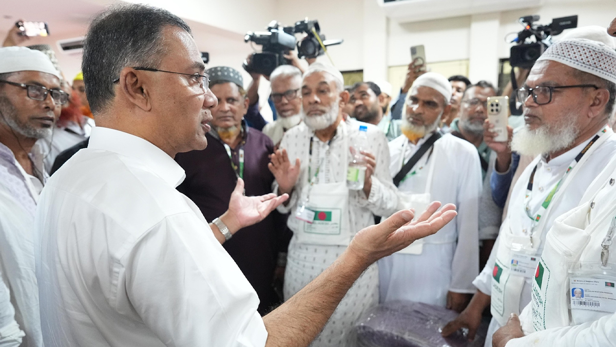 শুক্রবার রাতে প্রথম হজ ফ্লাইট উদ্বোধনের আগে আশকোনায় হজক্যাম্পে হজযাত্রীদের সঙ্গে কথা বলেন প্রধানমন্ত্রী তারেক রহমান। ছবি: পিএমও
