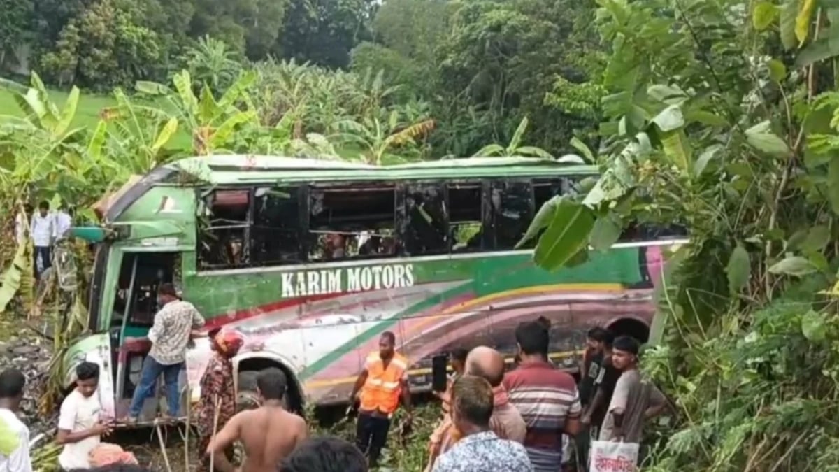 গোপালগঞ্জে বাস খাদে পড়ে নিহত ৩
