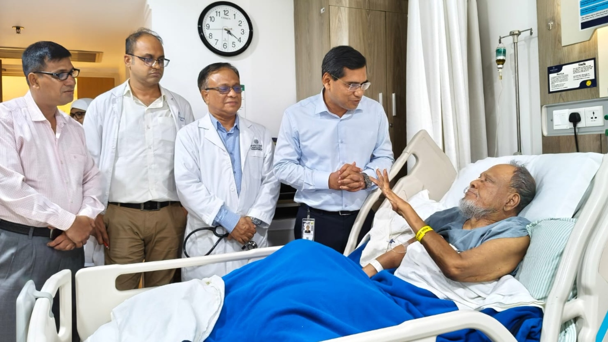 প্রধানমন্ত্রীর নির্দেশনায় ব্যারিস্টার রফিকুল ইসলামকে দেখতে হাসপাতালে ডা. বিটু