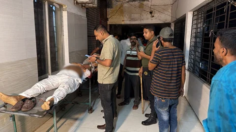 বৃহস্পতিবার সন্ধ্যায় পাবনার আতাইকুলায় পশুর হাট নিয়ে বিরোধের জেরে গুলিবিদ্ধ দুজনকে সদর হাসপাতালে নিয়ে গেলে চিকিৎসক মৃত ঘোষণা করেন। ছবি: সংগৃহীত