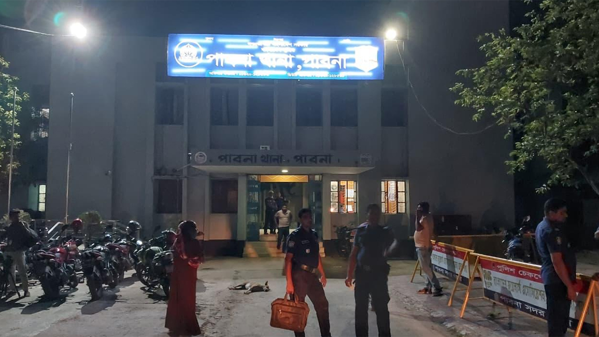 পাবনায় ছেলের সামনে বাবাকে গুলি করে হত্যা, ছুরিকাঘাতে তরুণ খুন