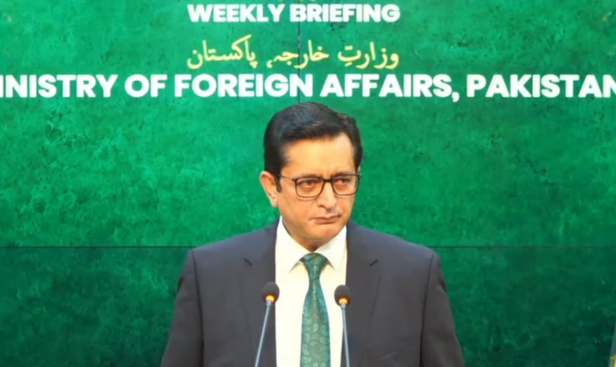 ইসলামাবাদে সাপ্তাহিক সংবাদ ব্রিফিংয়ে সাংবাদিকদের প্রশ্নের জবাব দেন পররাষ্ট্র মন্ত্রণালয়ের মুখপাত্র সাজ্জাদ হায়দার খান। ছবি: সংগৃহীত