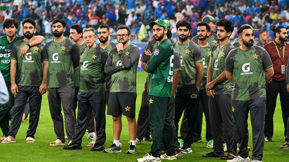 ভারতীয় দল না নিলেও পাকিস্তানের ক্রিকেটাররা নিয়েছেন রানার-আপ মেডেলে, সঙ্গে প্রাইজমানির চেক। ছবি: সংগৃহীত