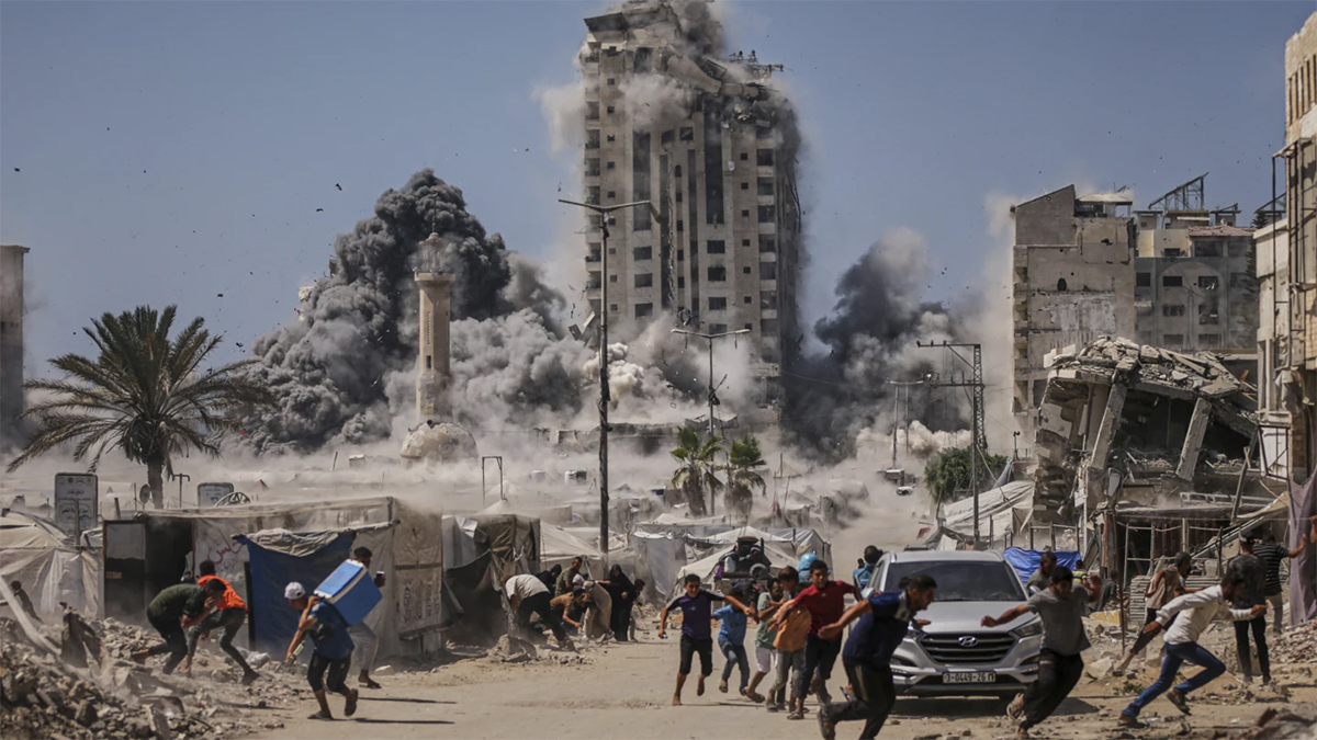 Palestinians-run-for-cover-during-an-Israeli-airstrike-on-Gaza-City-16-09-2025